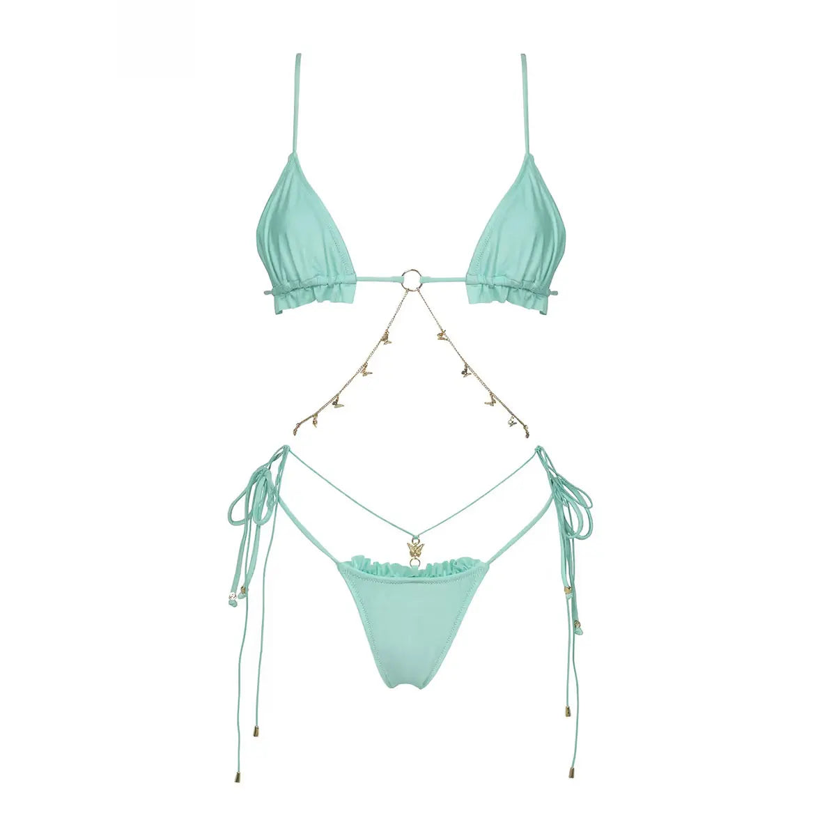 Conjunto de Três Peças com Detalhes Metálicos e Saída Longa Fluida