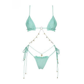 Conjunto de Três Peças com Detalhes Metálicos e Saída Longa Fluida