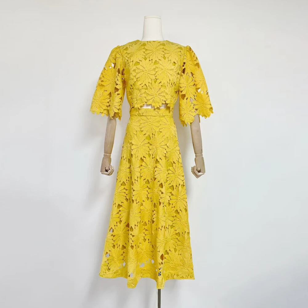 Conjunto de Duas Peças  – Bordado Fino com Saia Longa e Blusa Solta