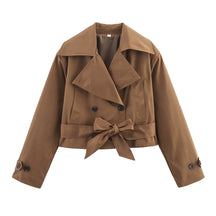 Casaco Escultural Estilo Trench Coat com Abotoamento Cruzado e Cinto