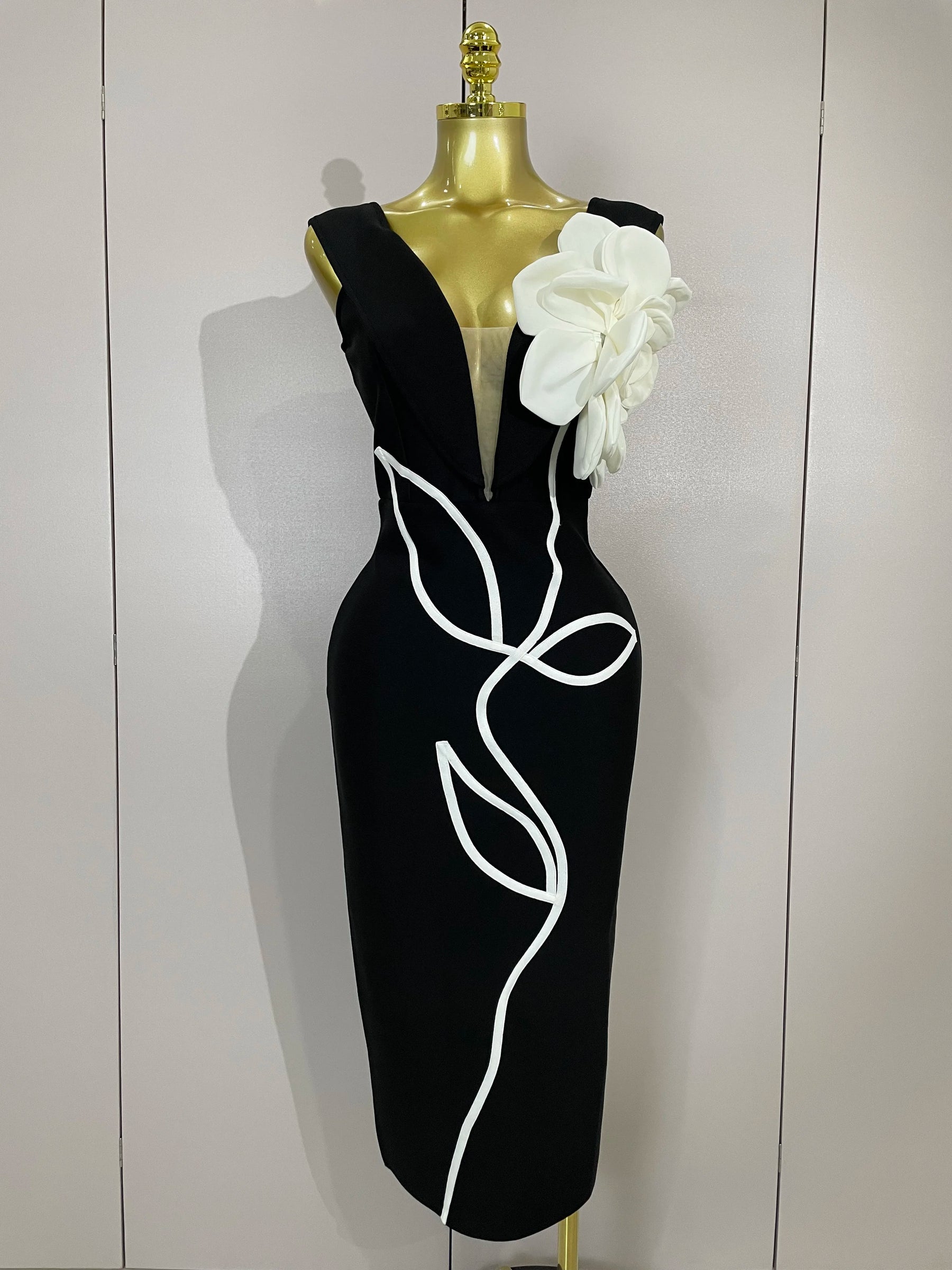 Vestido Longo Elegância Floral com Ombros à Mostra – Silhueta de Impacto