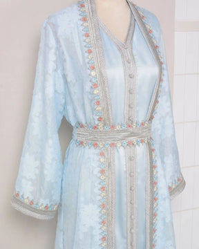 Conjunto – Vestido com Camada Externa de Elegância Sutil