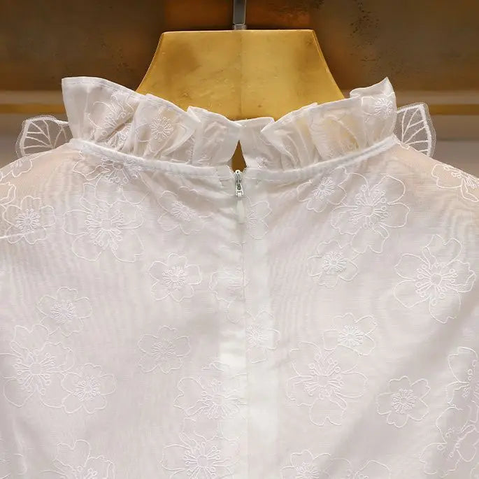 Camisa Branca com Gola Alta e Aplicações de Pérolas – Sofisticação e Charme