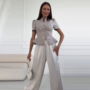 Blusa Estampada Acinturada com Abotoamento Frontal