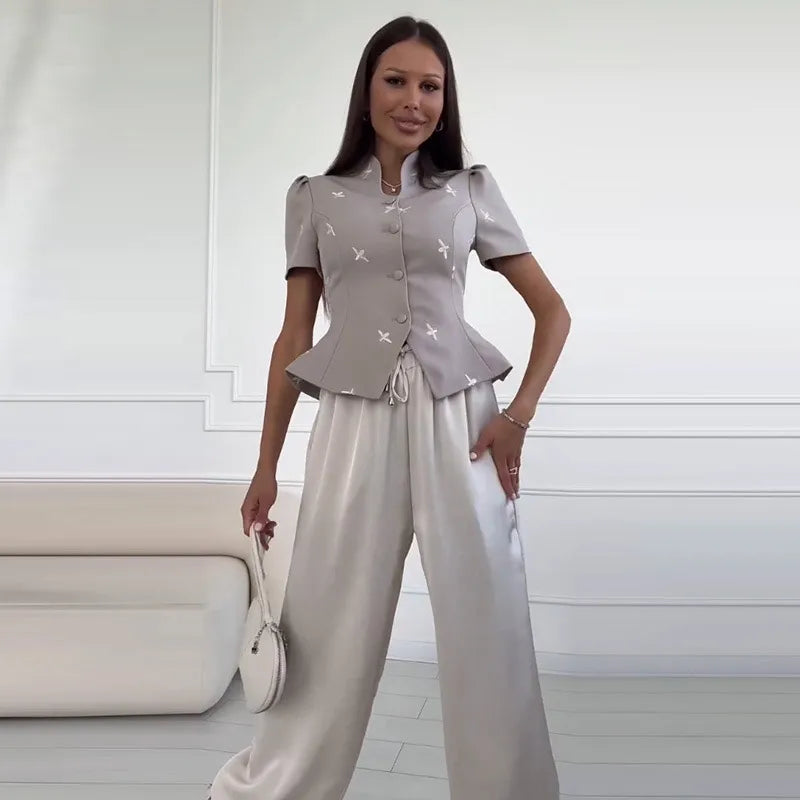 Blusa Estampada Acinturada com Abotoamento Frontal