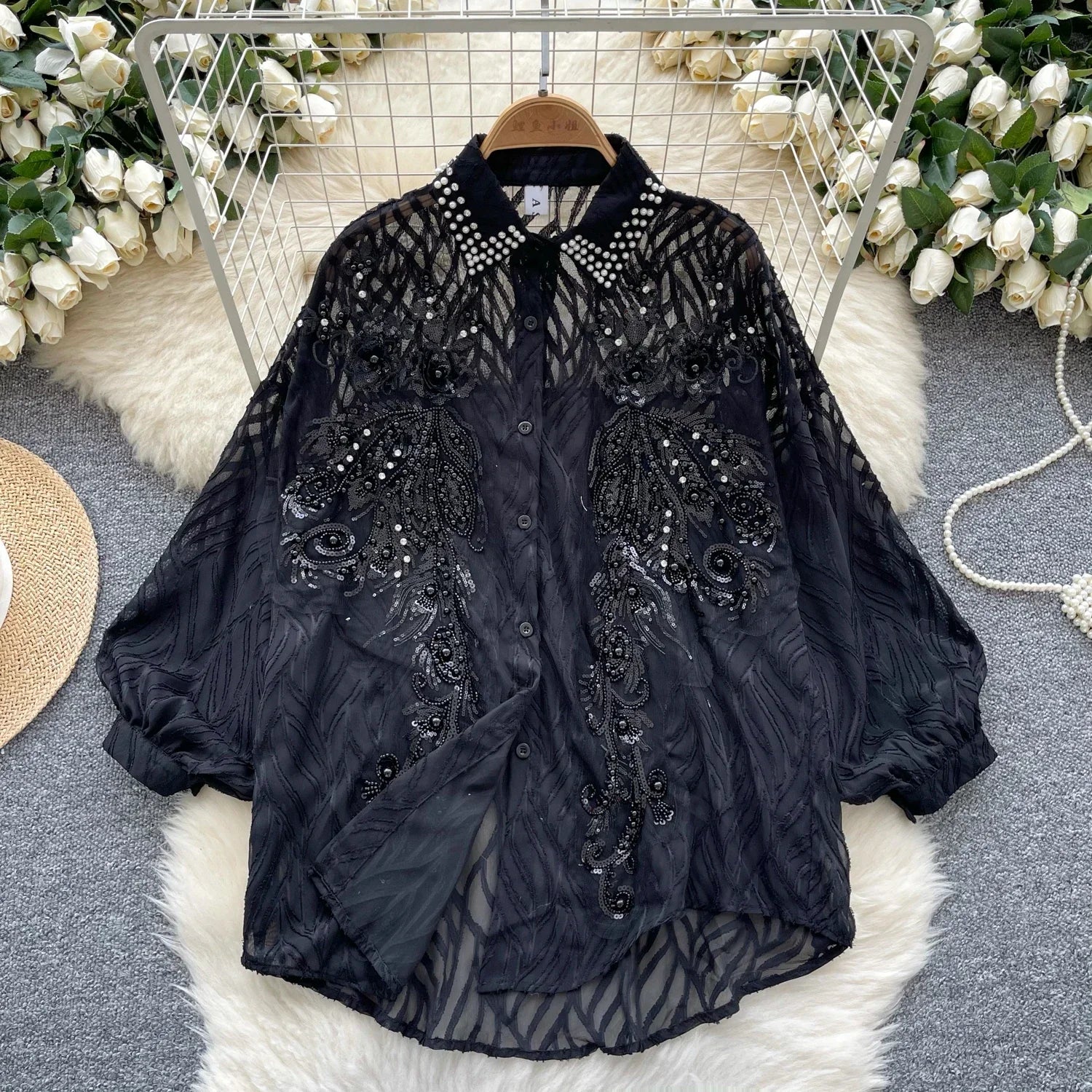 Camisa com Gola Alta, Bordados e Paetês – Elegância com Toque Brilhante