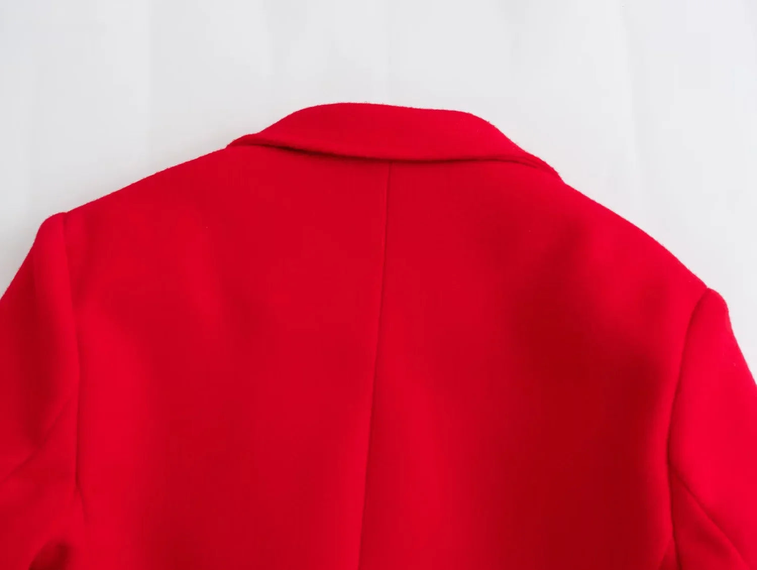 Sobretudo Longo Vermelho – Elegância Atemporal com Toque Casual