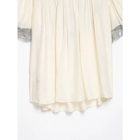 Blusa Fluida com Detalhes em Renda Floral e Decote em V