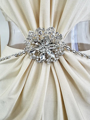 Vestido Longo Detalhes Vazados com Aplicação de Pedrarias e Brilhantes