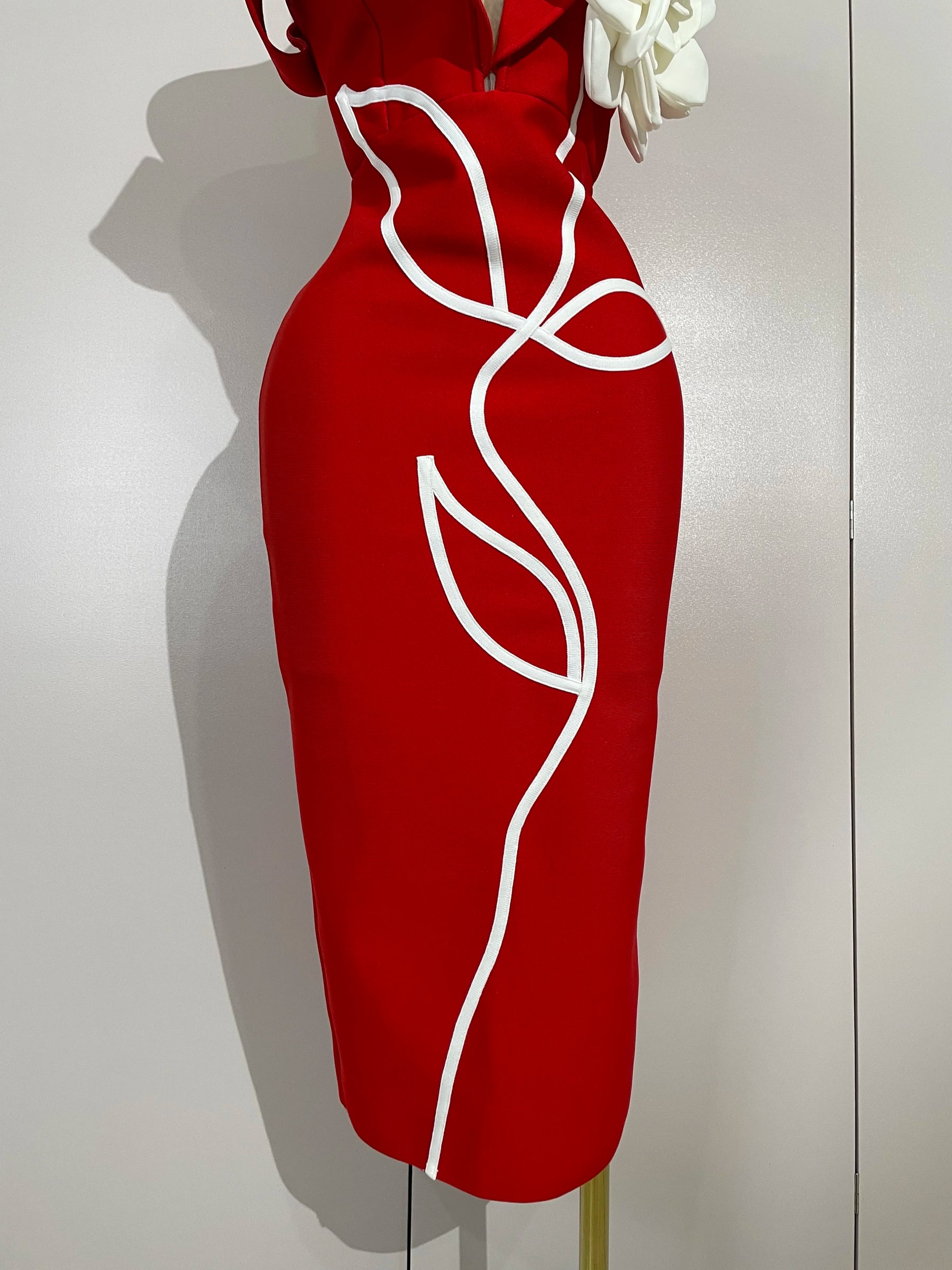 Vestido Longo Elegância Floral com Ombros à Mostra – Silhueta de Impacto