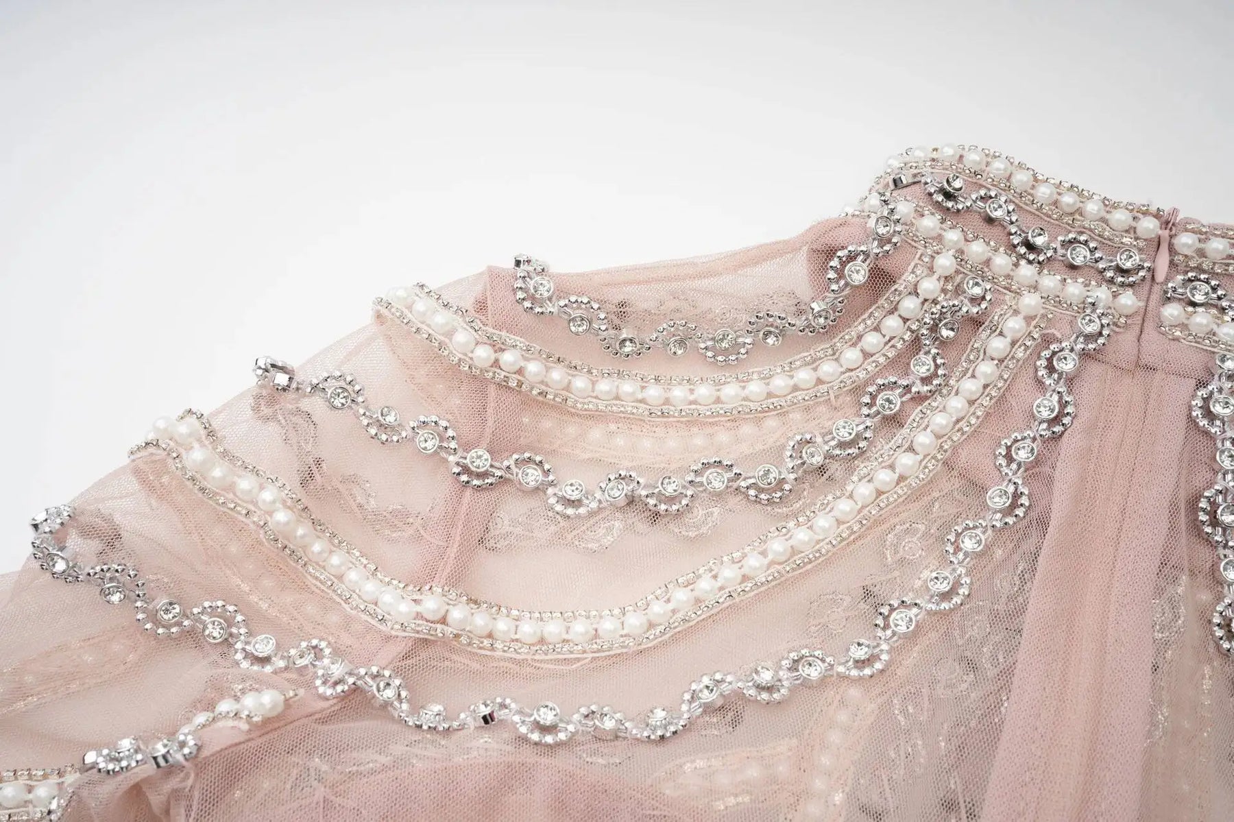 Vestido Longo - Luxo, com Bordado Feito à Mão e Saia em Camadas de Tule