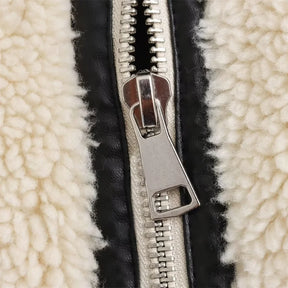 Jaqueta Feminina – Efeito Pele Sofisticado com Detalhes em Pelo