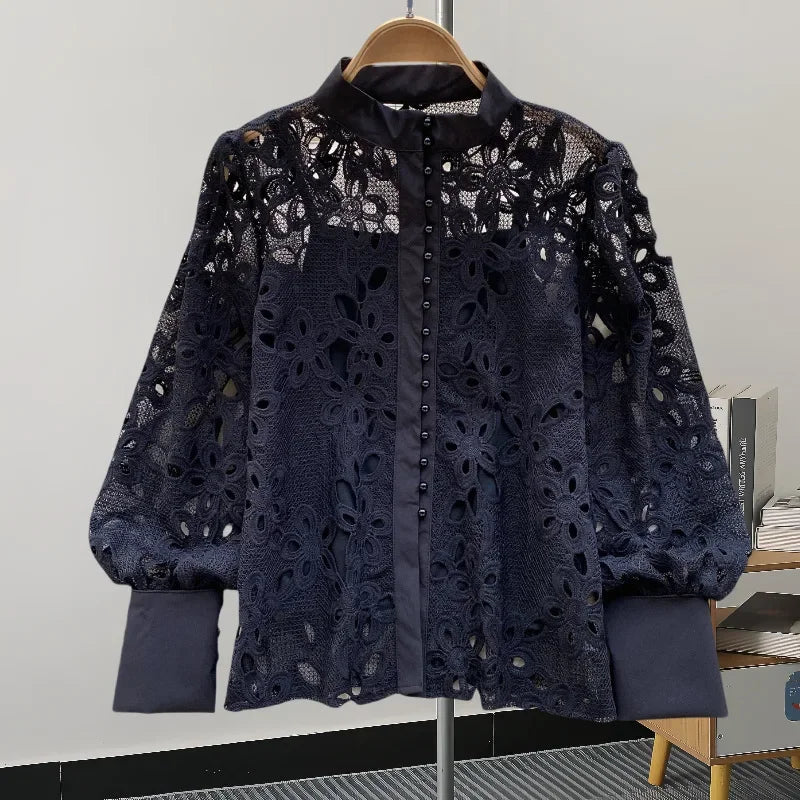 Blusa com Renda e Botões – Elegância Delicada e Atemporal