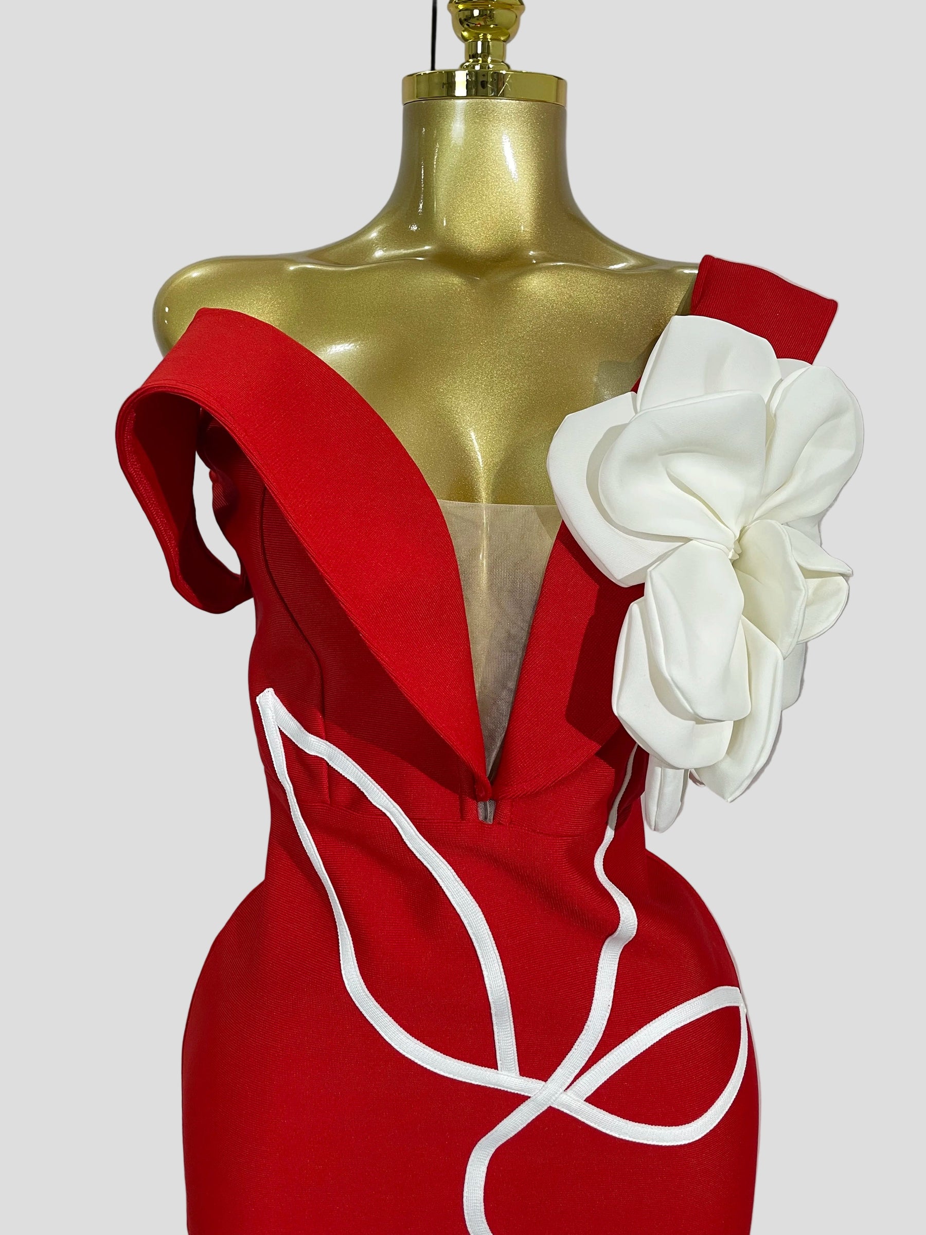 Vestido Longo Elegância Floral com Ombros à Mostra – Silhueta de Impacto