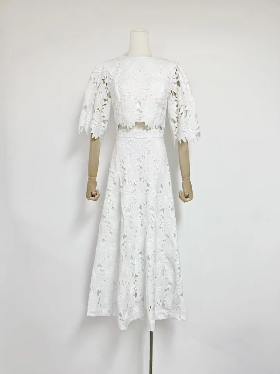 Conjunto de Duas Peças  – Bordado Fino com Saia Longa e Blusa Solta