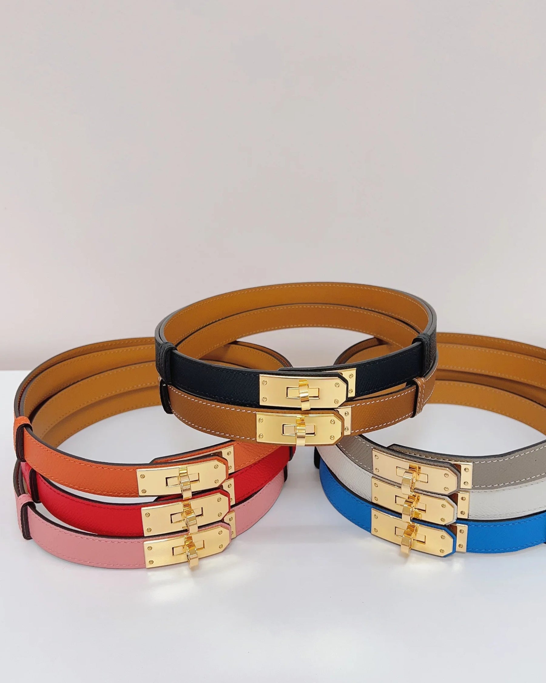 Cinto Couro H - com fecho dourado Com regulagem