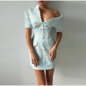 Vestido Curto Floral com Gola Alta, Acabamento Ondulado e Modelagem Ajustada