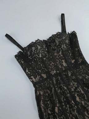 Vestido Longo Escultural com Decote Quadrado e Renda Nobre