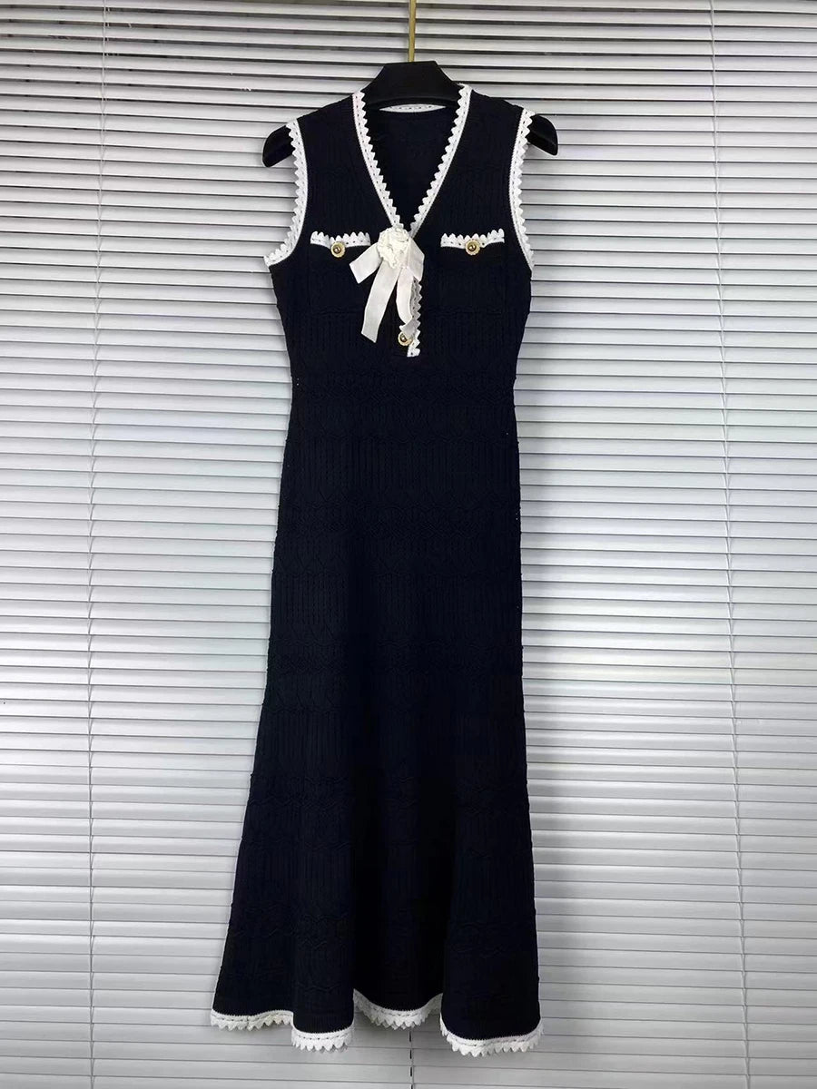 Vestido Mídi Decote V, Botões e Detalhe de Laço