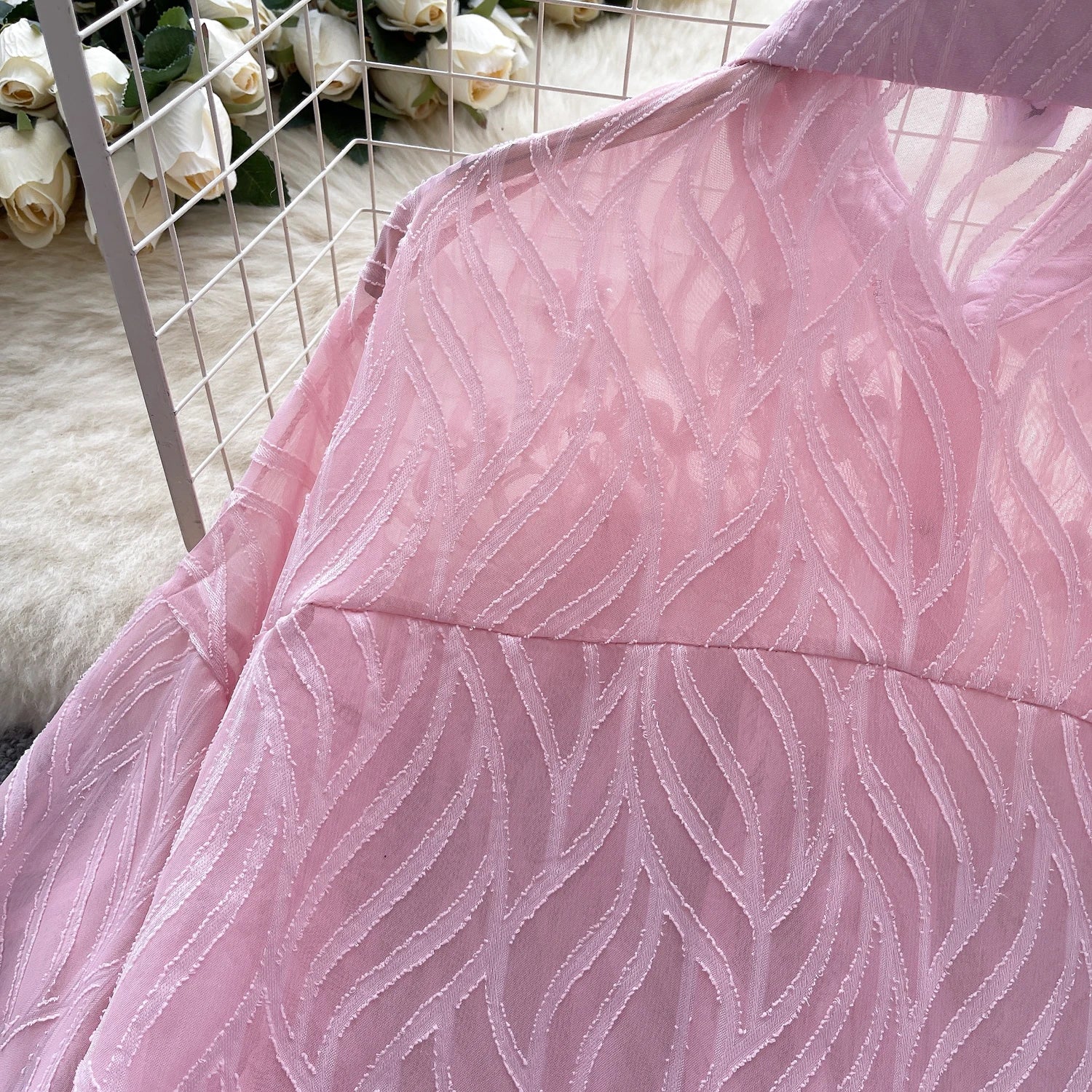 Camisa com Gola Alta, Bordados e Paetês – Elegância com Toque Brilhante