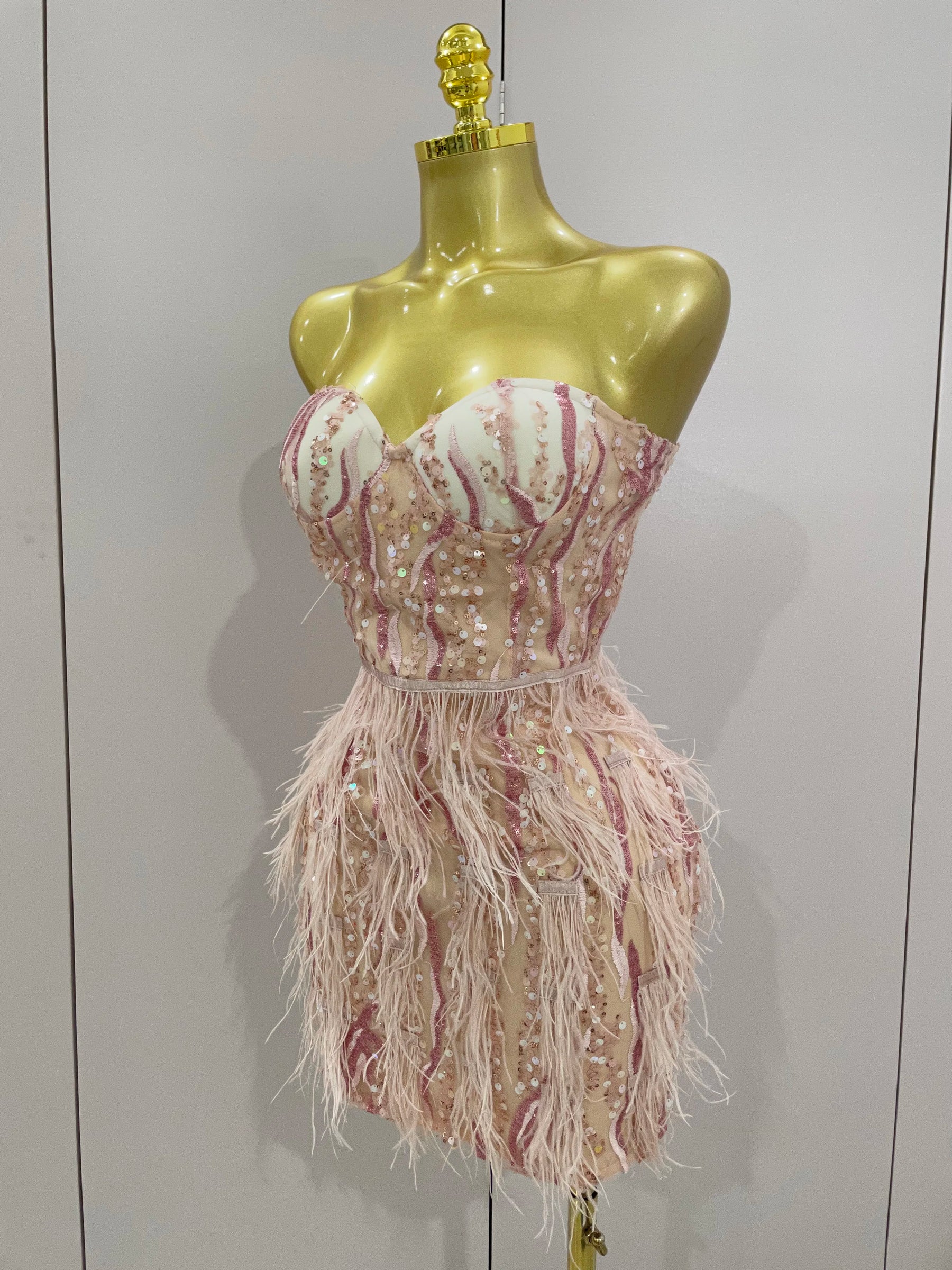 Vestido Mini Tom Rosé com Bordado à Mão, Plumas e Estrutura Tomara que Caia