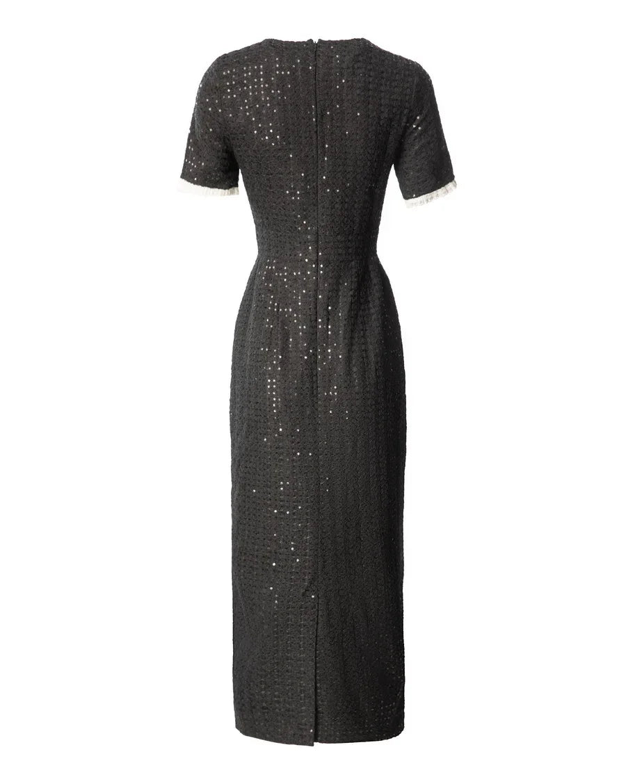 Vestido Preto Elegante com Pedrarias Bordadas à Mão e Cintura Marcada