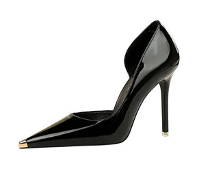 Scarpin – Salto Fino em Verniz Preto, Bico Fino Metalizado e Elegante