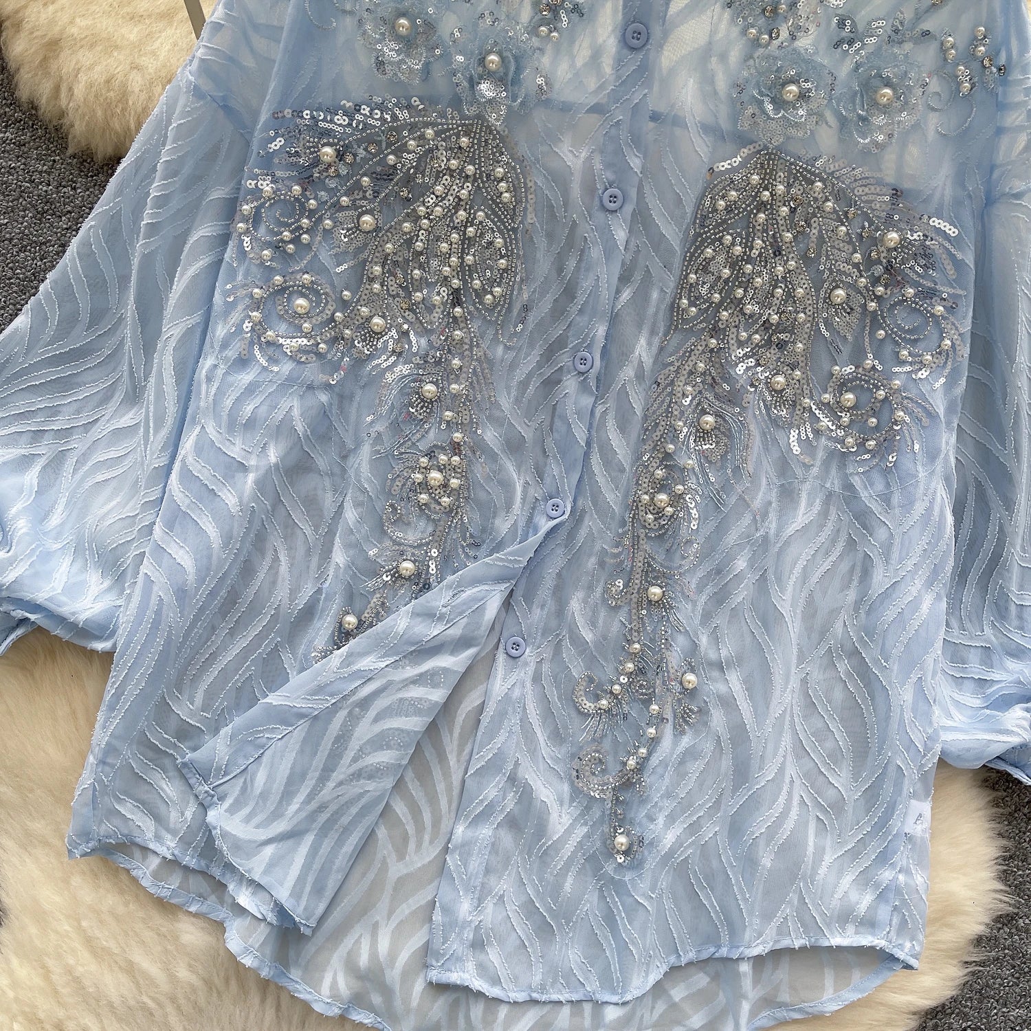 Camisa com Gola Alta, Bordados e Paetês – Elegância com Toque Brilhante