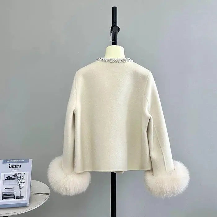 Casaco Clássico: Gola Bordada com Pedrarias e Detalhes na Manga