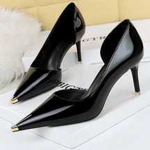 Scarpin – Salto Fino em Verniz Preto, Bico Fino Metalizado e Elegante