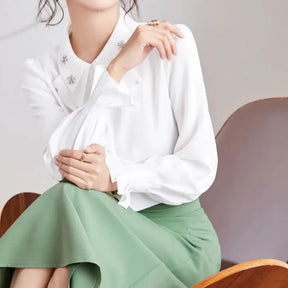 Camisa Elegante com Gola e Bordados Delicados