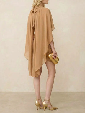 Vestido Curto com Capa Fluida Cintura Marcada