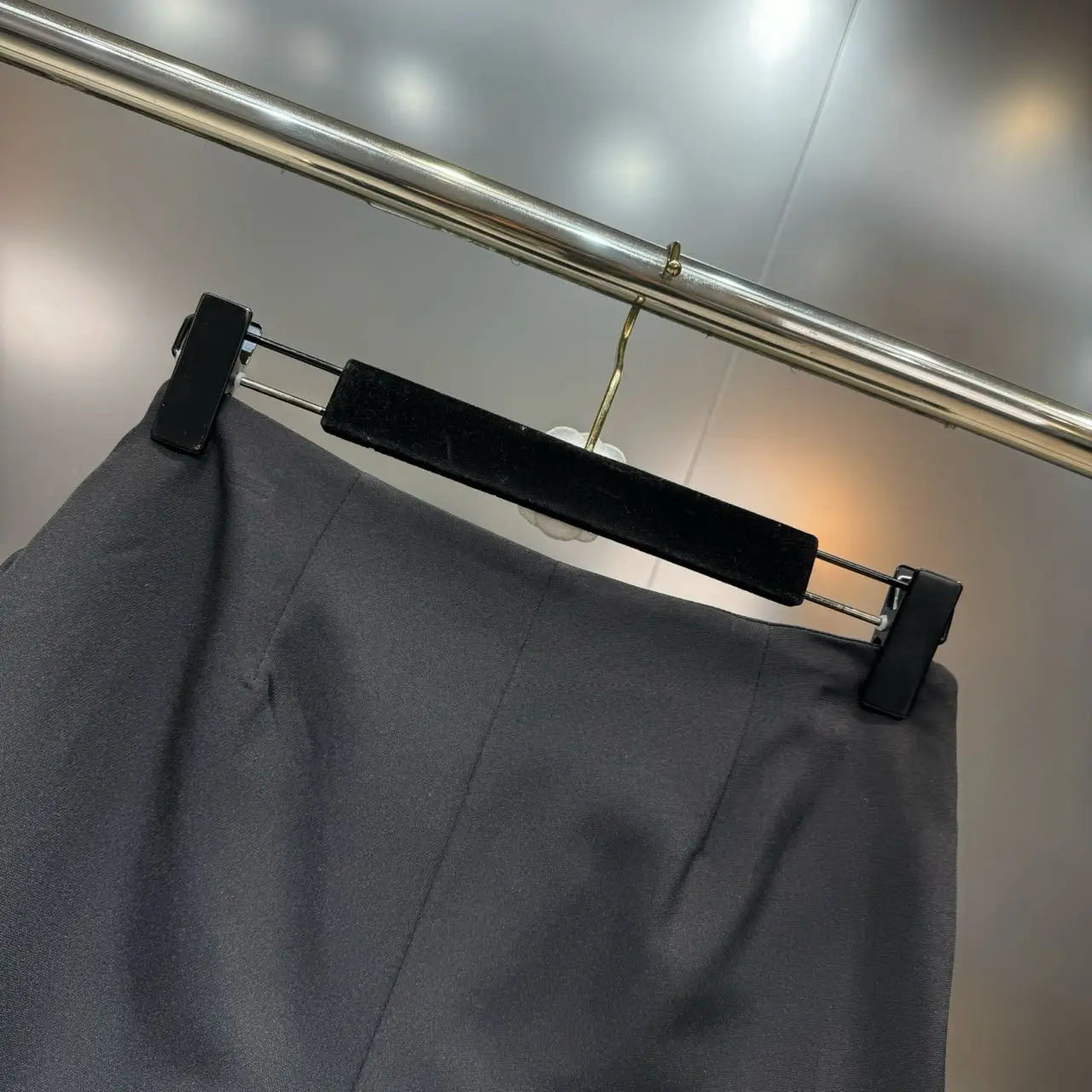 Saia Com Aplicação em rosas bordadas - Alfaiataria