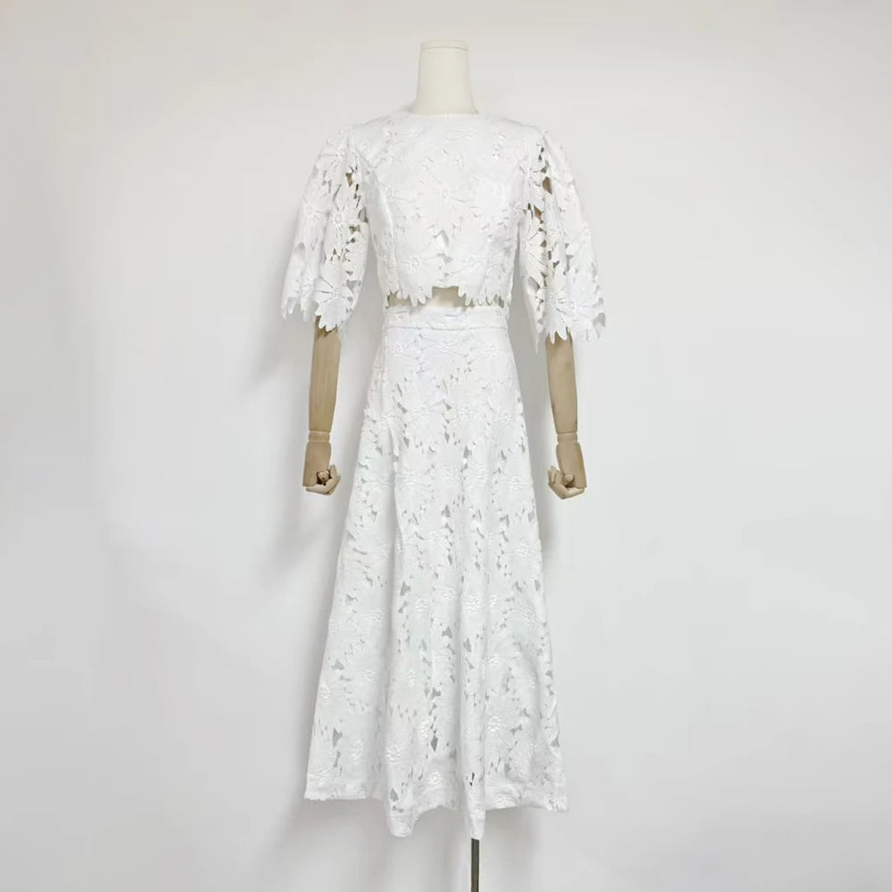 Conjunto de Duas Peças  – Bordado Fino com Saia Longa e Blusa Solta