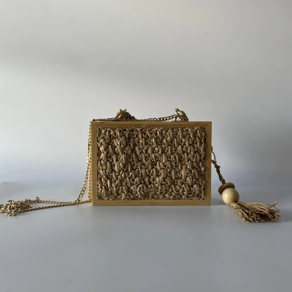 Bolsa Baú de Palha Estruturada com Alça de Corrente