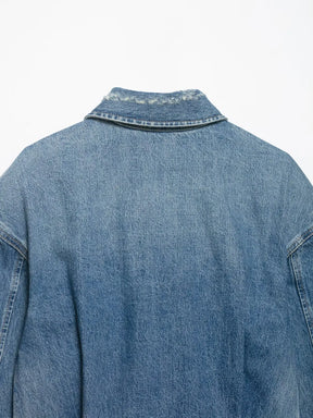 Jaqueta Curta Escultural em Denim com Silhueta Ampla e Fechamento em Zíper
