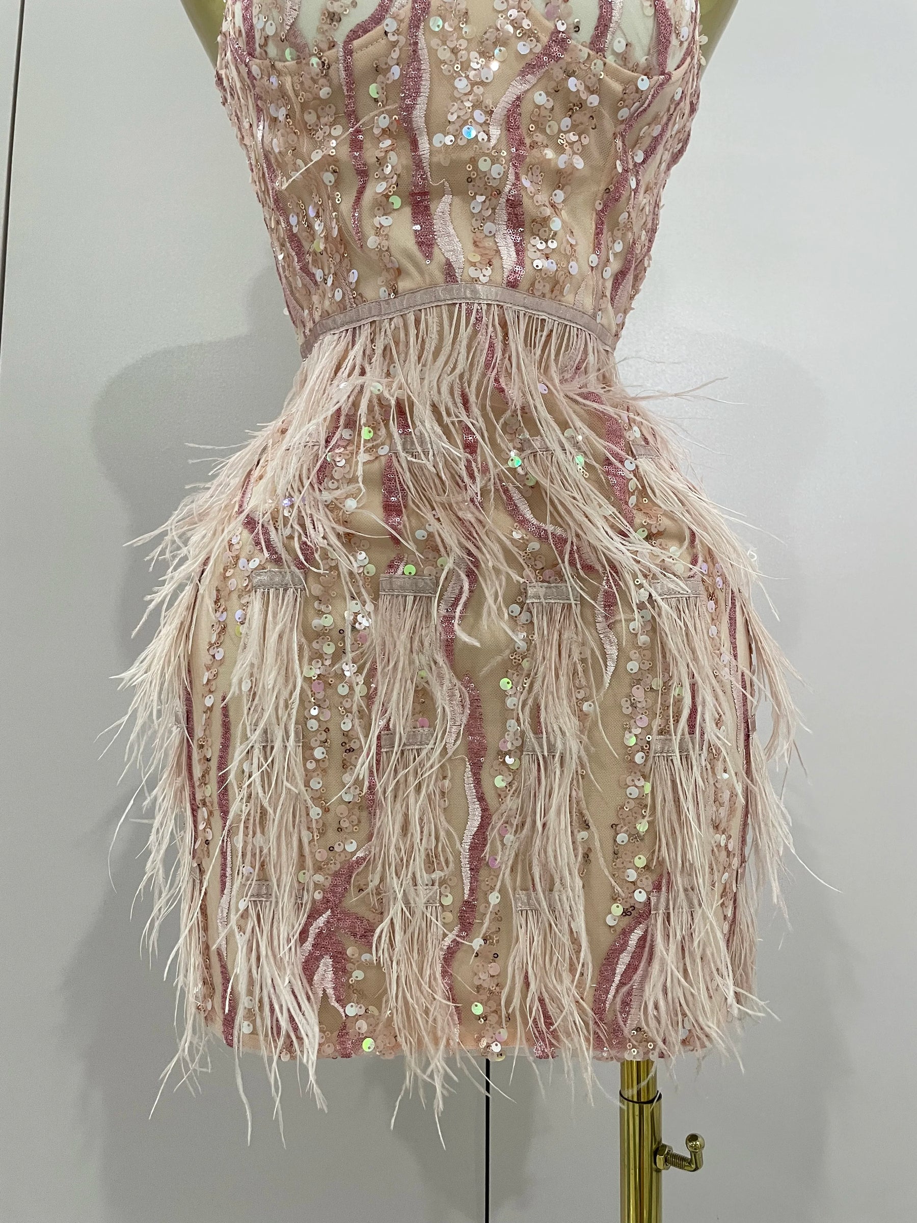 Vestido Mini Tom Rosé com Bordado à Mão, Plumas e Estrutura Tomara que Caia