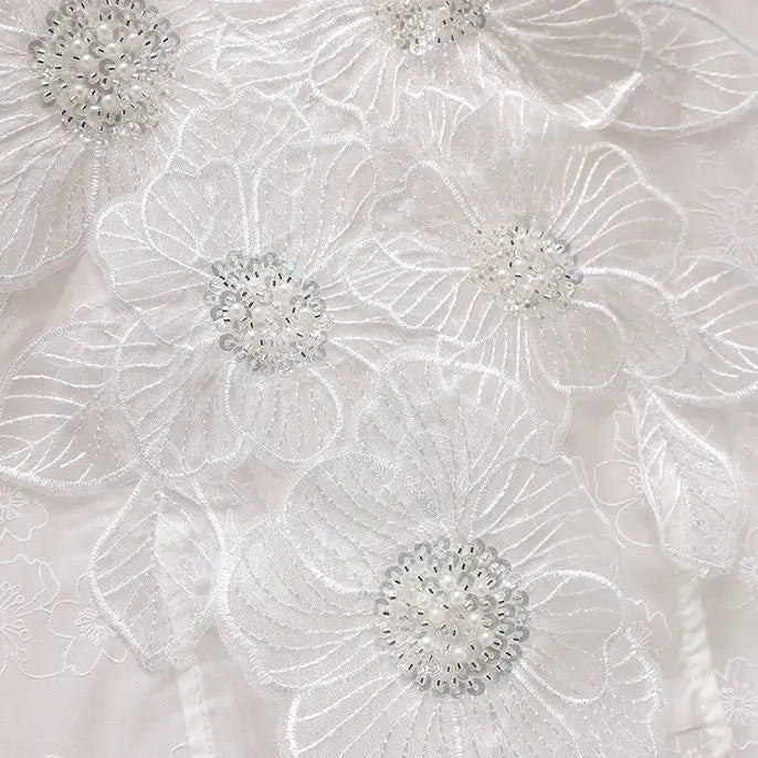 Camisa Branca com Gola Alta e Aplicações de Pérolas – Sofisticação e Charme