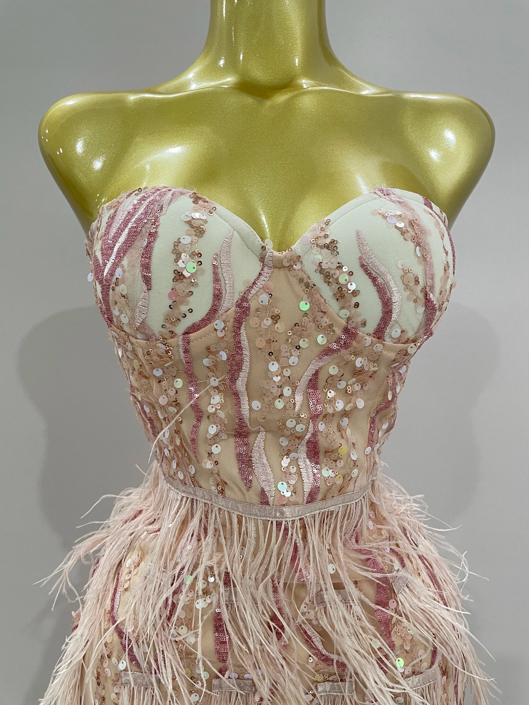 Vestido Mini Tom Rosé com Bordado à Mão, Plumas e Estrutura Tomara que Caia