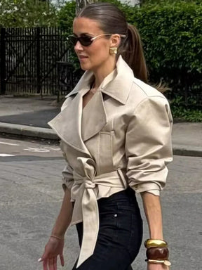 Casaco Escultural Estilo Trench Coat com Abotoamento Cruzado e Cinto