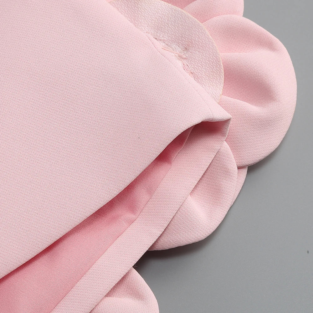 Conjunto Curto Rosa com Gola Halter, Costas Abertas e Aplicações Florais Bordadas à Mão