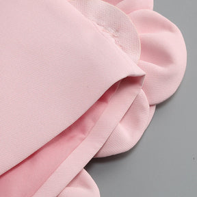 Conjunto Curto Rosa com Gola Halter, Costas Abertas e Aplicações Florais Bordadas à Mão