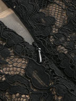 Vestido Longo Escultural com Decote Quadrado e Renda Nobre