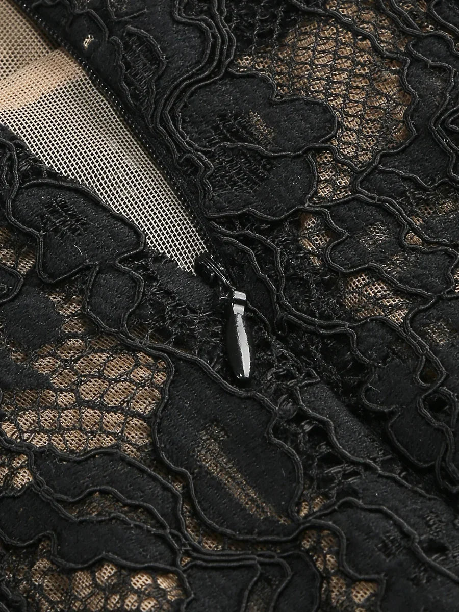 Vestido Longo Escultural com Decote Quadrado e Renda Nobre