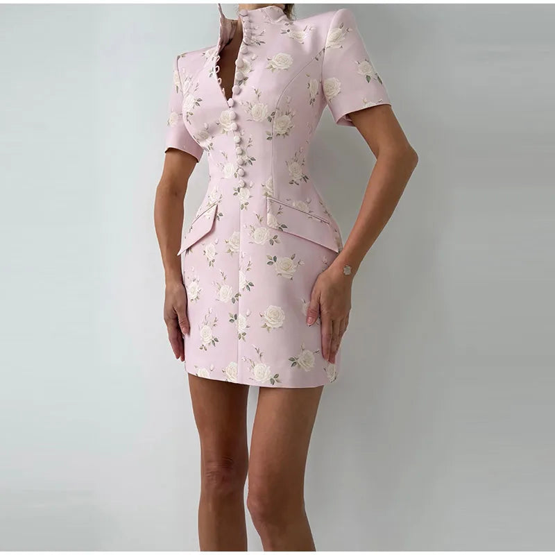 Vestido Curto Floral com Gola Alta, Acabamento Ondulado e Modelagem Ajustada