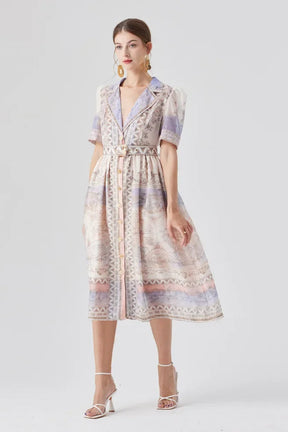 Vestido Estampado, Cintura Marcada e Cinto Elegante