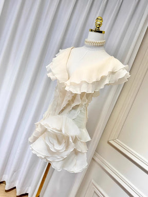 Vestido Curto com Babados – Ombro a Ombro e Modelagem Slim