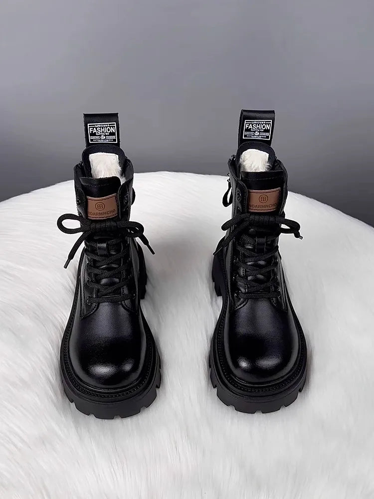 Bota de Neve em Couro com Sola Grossa e Forro de Veludo