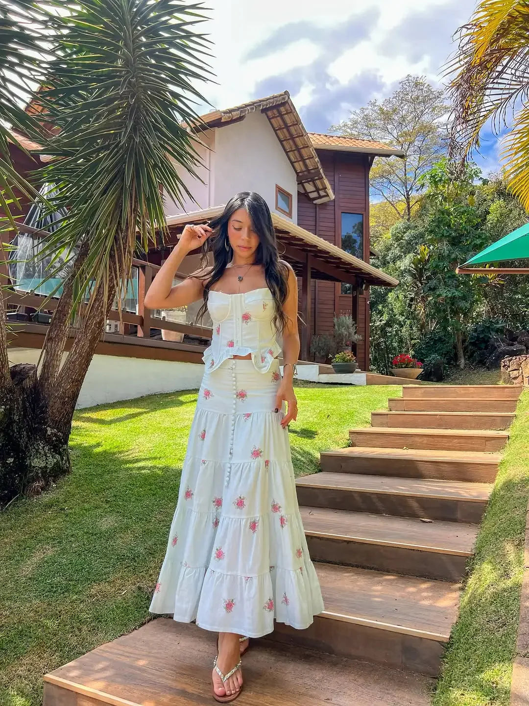 Conjunto de Corset Floral e Saia Longa em Camadas de Caimento Fluido