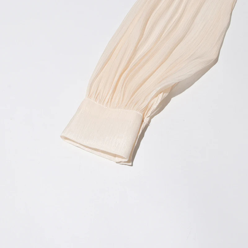 Vestido Mini com Babados, Mangas Longas e Silhueta Fluida